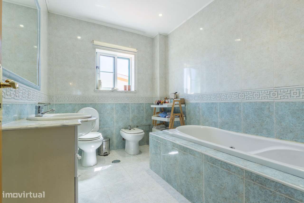 Moradia geminada de tipologia T3 com piscina, garagem e jardim-18