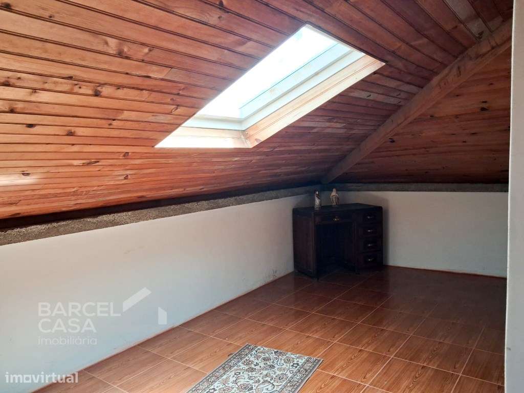 Oportunidade em Mujães: Moradia Térrea T3 com Potencial-9