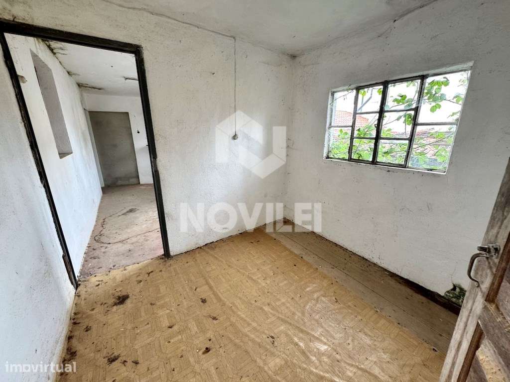 Moradia para reconstruir, no centro de uma pacata aldeia.-7
