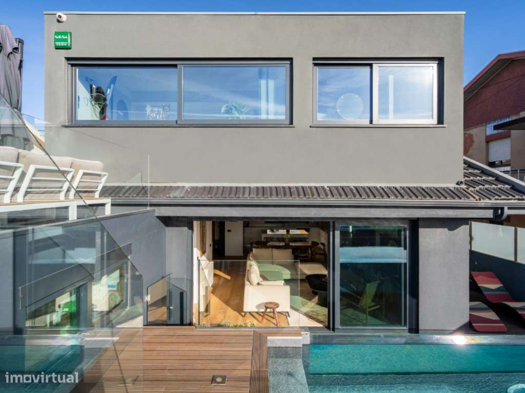 Moradia V3+1 totalmente renovada com vista mar-14