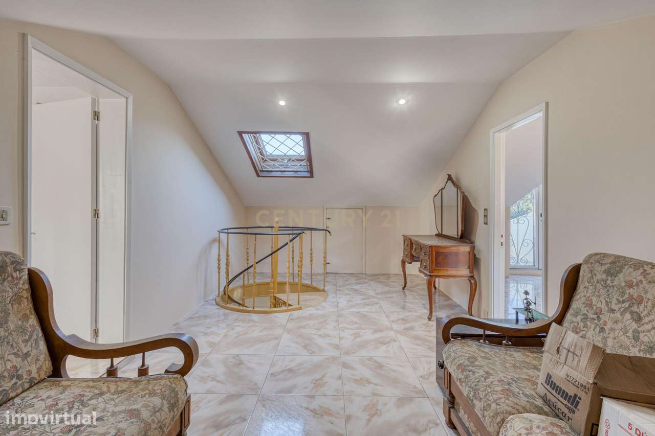 Moradia T3 com 4 frentes e garagem junto a igreja da Santa Rita-33