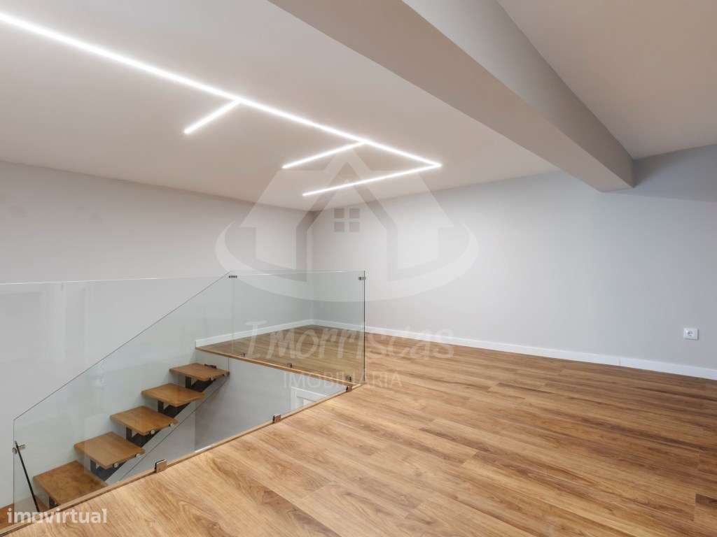 T3 Duplex Remodelado com Entrada Independente no Centro de Sacavém-18