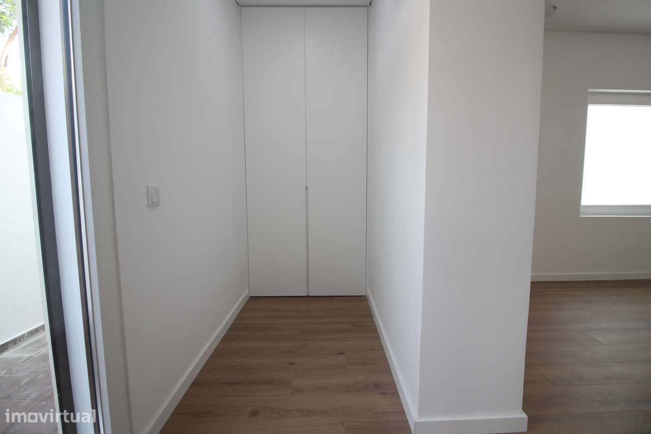 Rc de moradia com Quintal e estacionamento no Seixal-24