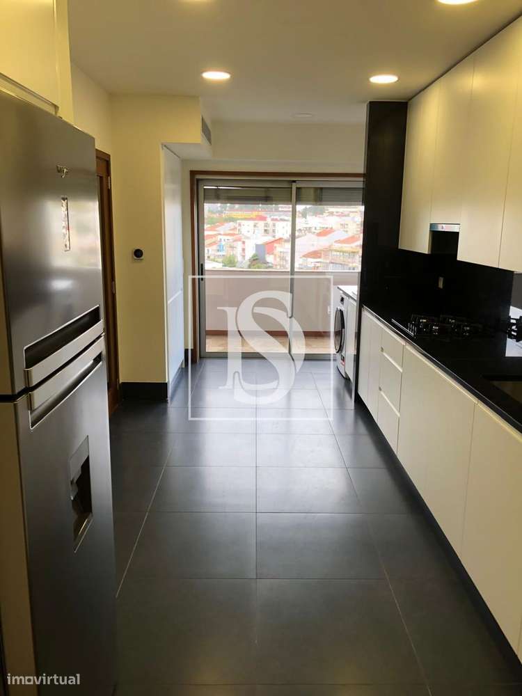 Apartamento T3 no CENTRO de Braga, c/2 SUITES, GARAGEM p/2 carros - Grande imagem: 2/26