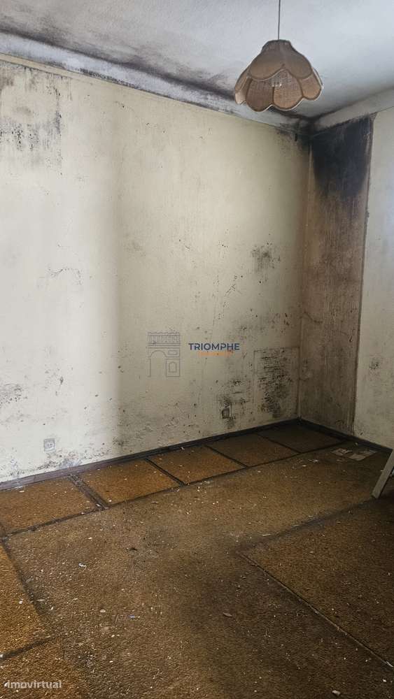 Moradia T2 Campolide, para renovação total-8