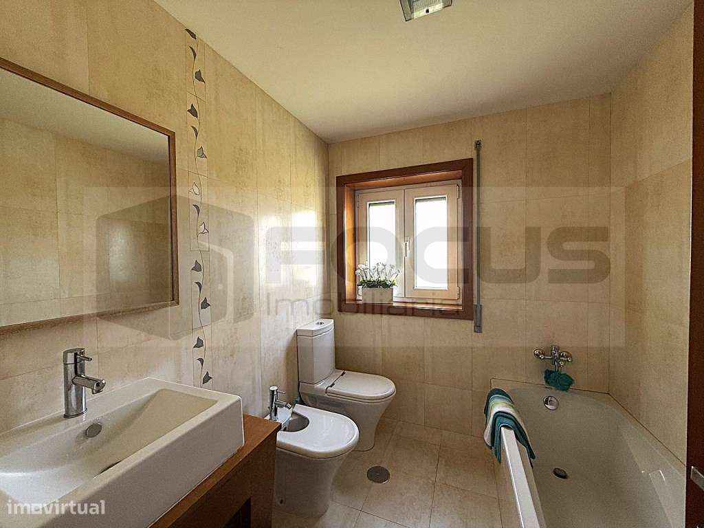 Espaçosa moradia T4 para venda em Esgueira-26