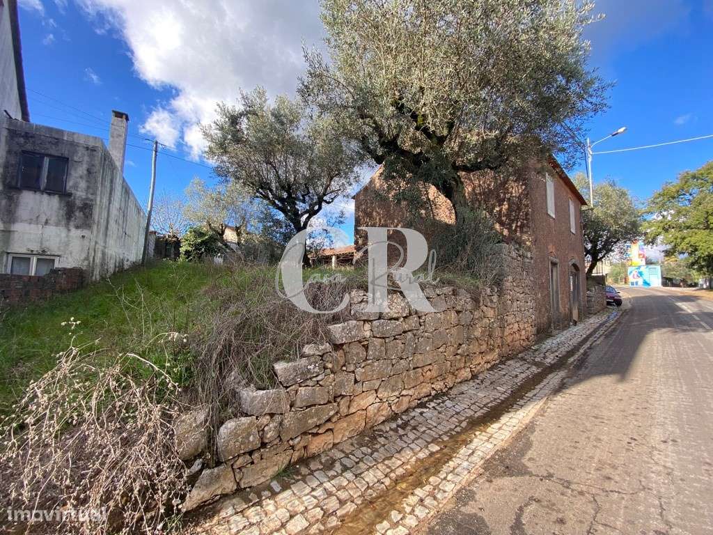 Casa de campo isolada em pedra com terreno-5