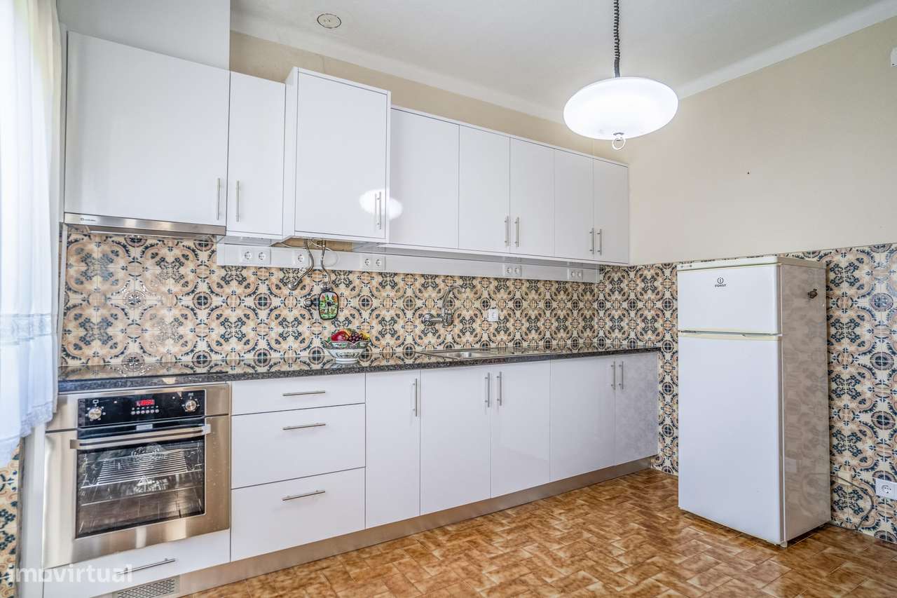 Moradia Bifamiliar com 2 Armazéns de Grande Dimensão-8