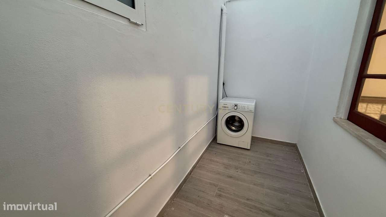 Excelente T2 Renovado com Potencial para T4 e Loja no Rés-do-Chão em C-7