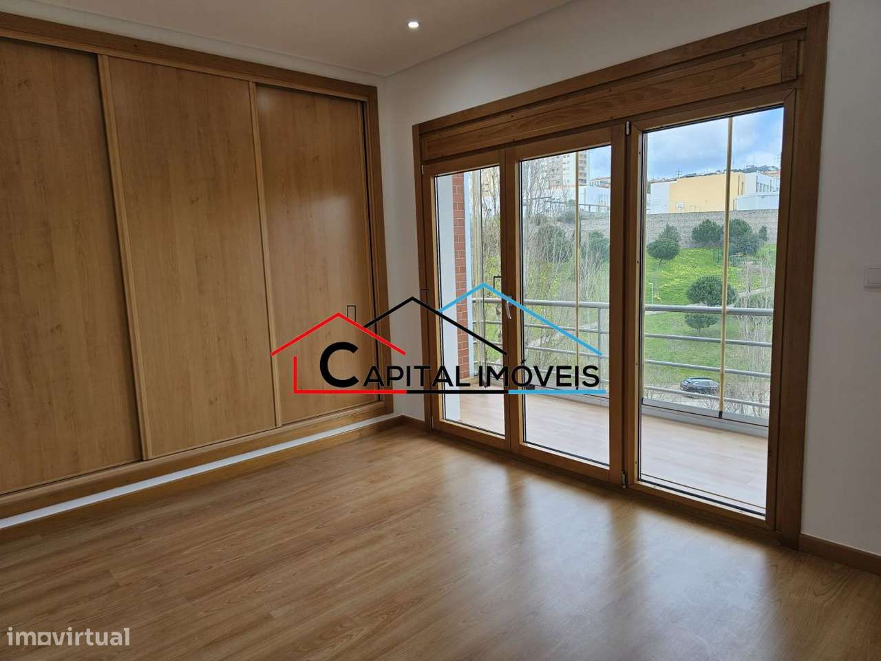 T3 com 4 Parqueamentos e Vista Desafogada-11