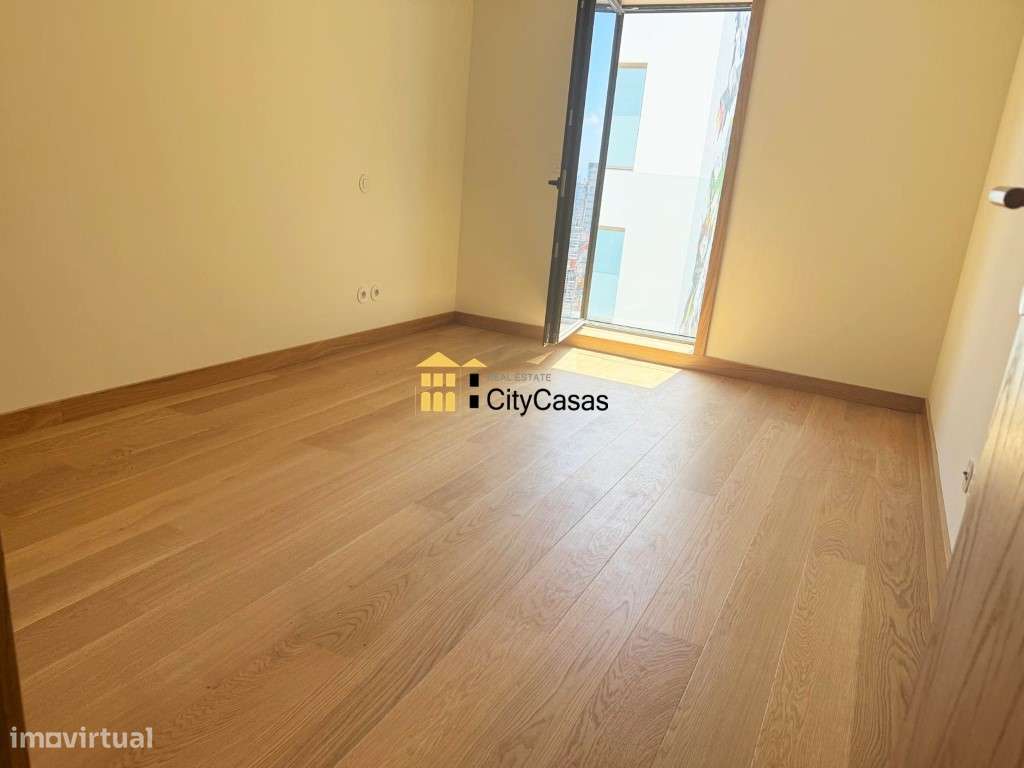 Apartamento T1 Novo c/ L. Garagem e Arrumos-7