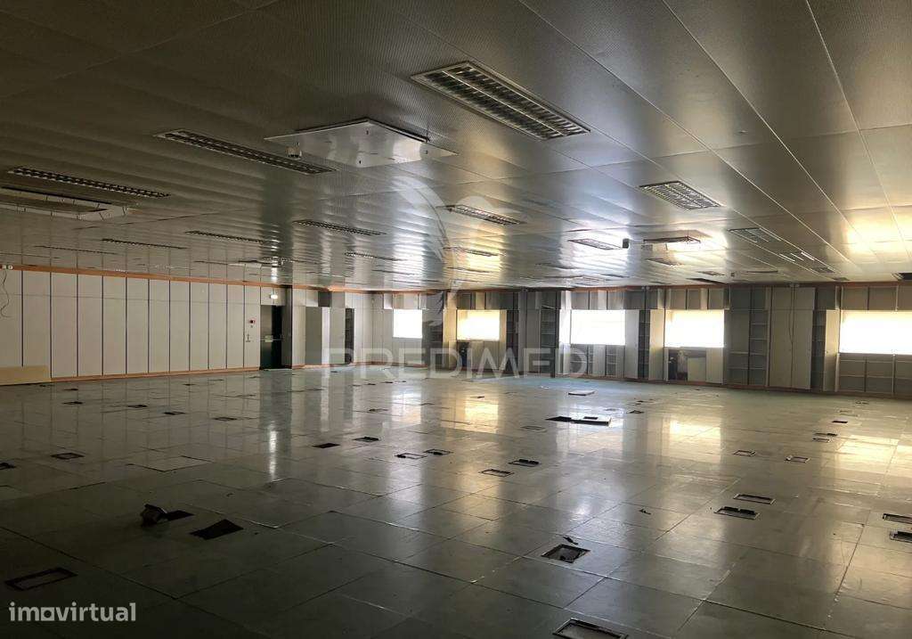 Venda de Edifício escritórios e armazém centro de Carnaxide - Grande imagem: 5/8