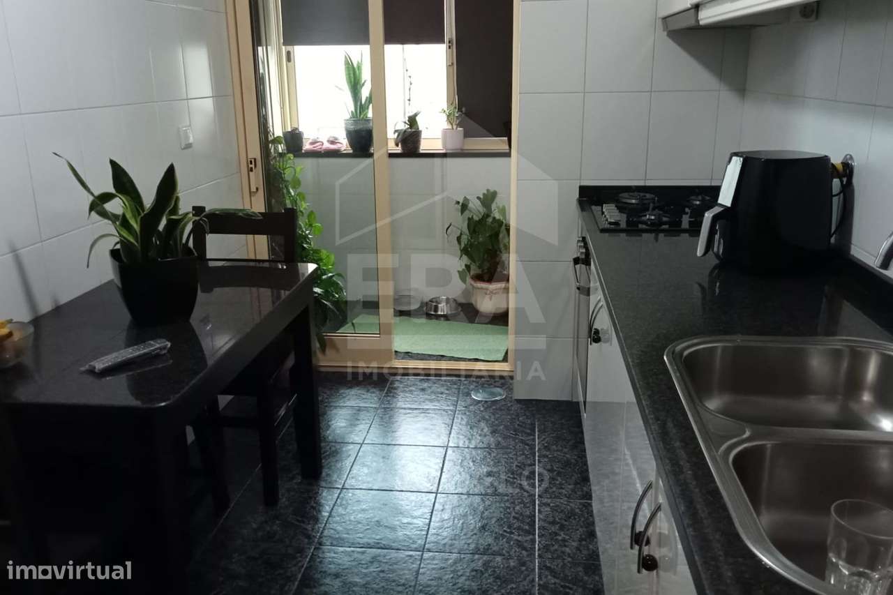 T2 com Varanda e lugar de garagem no Candal!-6