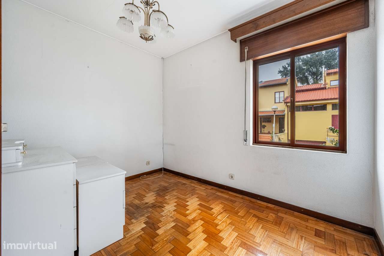 Moradia T4 de gaveto em Nogueira-15