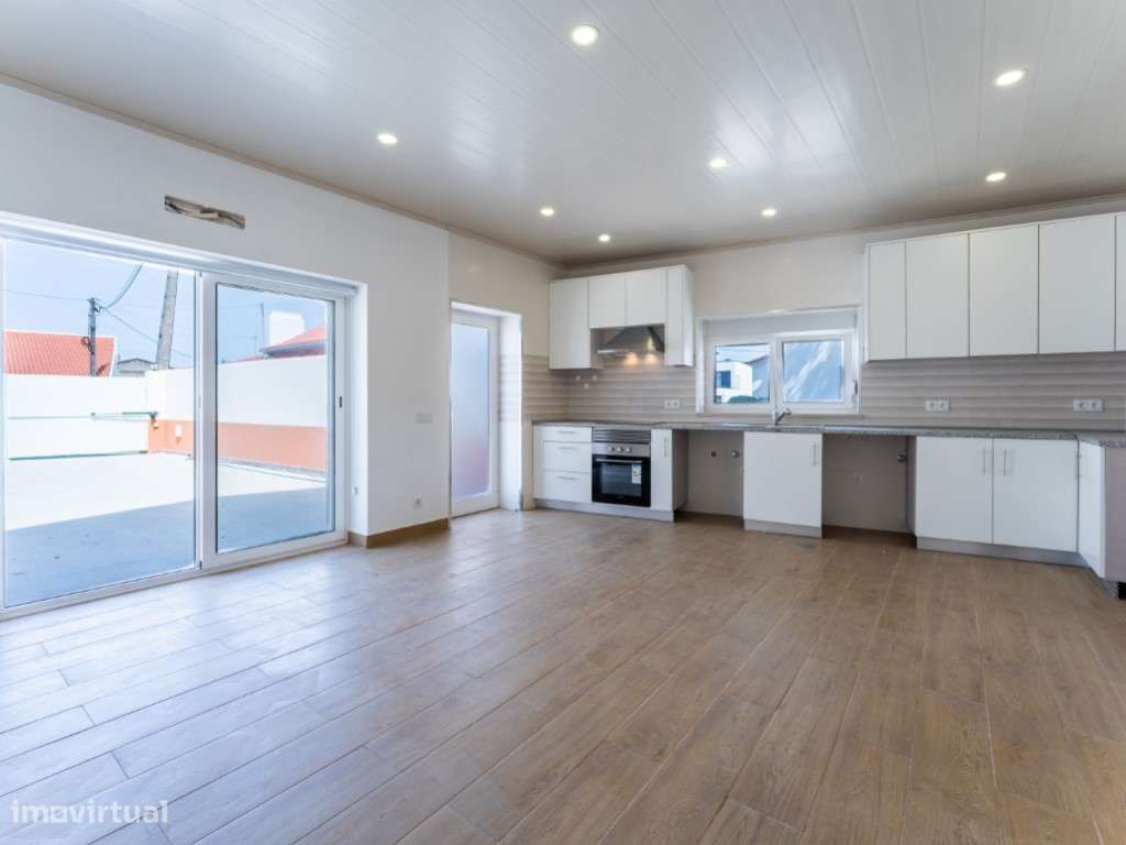 Moradia térrea, nova, geminada em zona tranquila dentro de aldeia-3