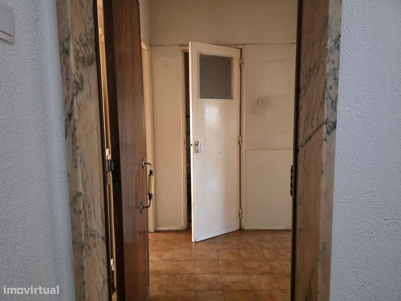 Apartamento T2 para Remodelação Total em Benfica-9