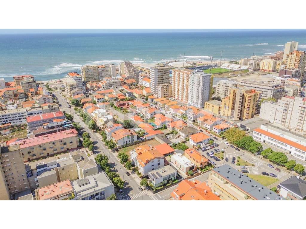 Apartamento T3+1 com 4 Frentes na Póvoa de Varzim - A 350m da Praia-41