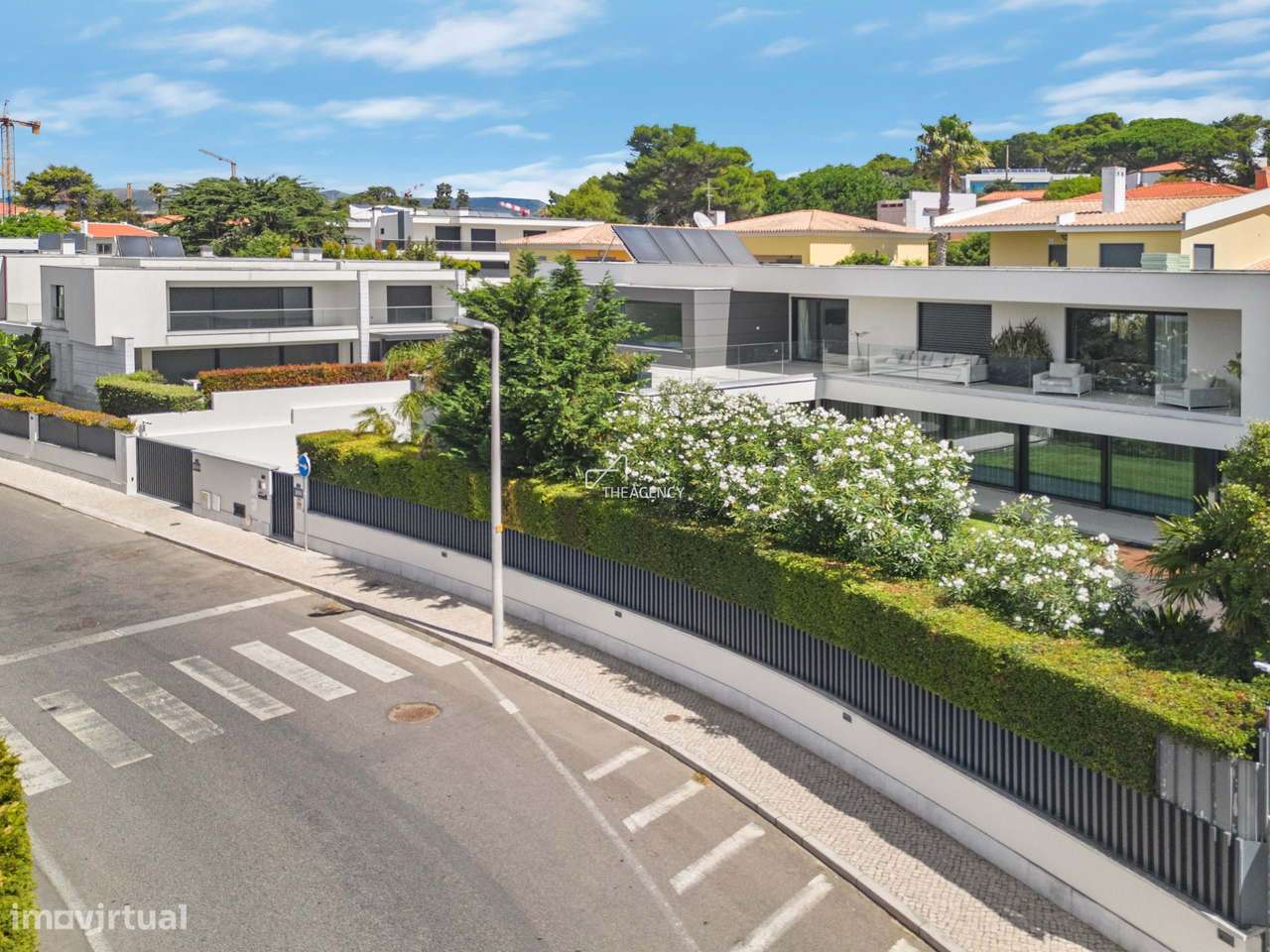 Moradia V4+4 Sofisticada e Moderna com jardins, jacuzzi e cinema em Bi - Grande imagem: 2/45