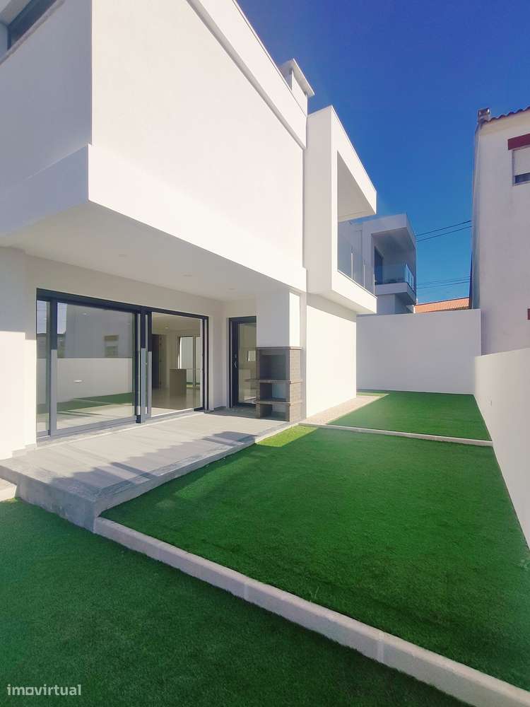 Oferta 1% do Valor de Aqusição - Moradia T4 + 1 com Piscina e Garagem-50