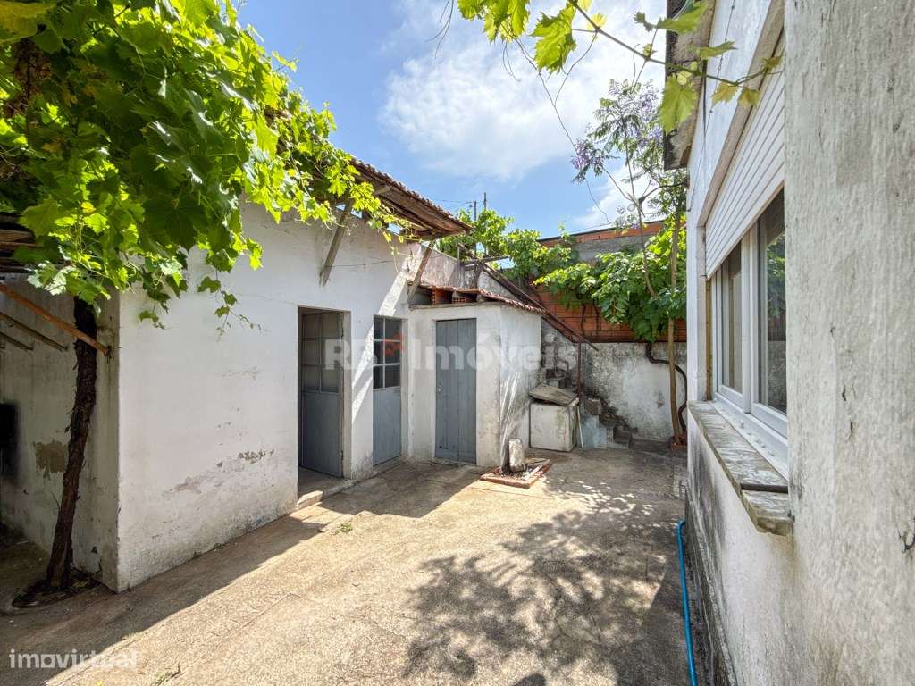 Moradia T3 com espaço exterior no centro de Vila Nova da Barquinha-38