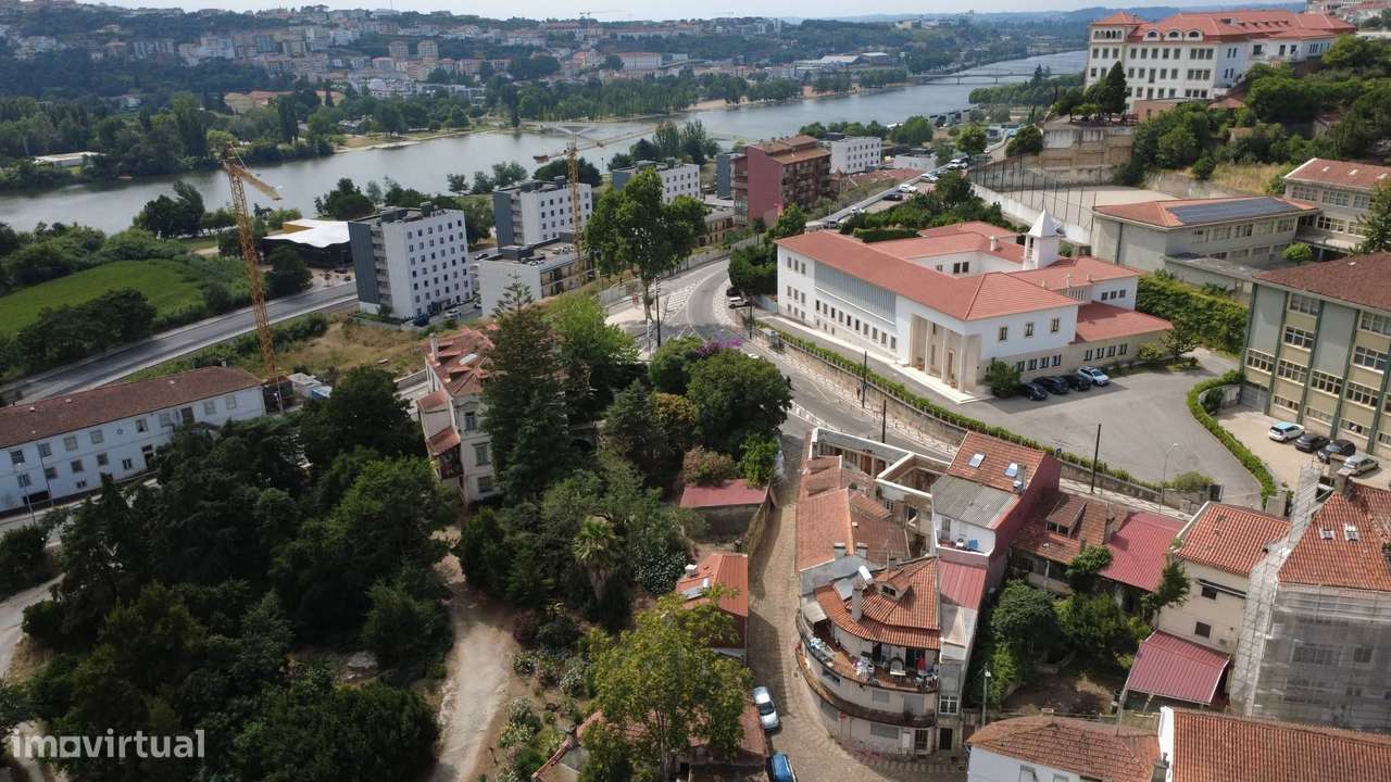 Moradia T2 Totalmente Renovada no Centro de Coimbra-13
