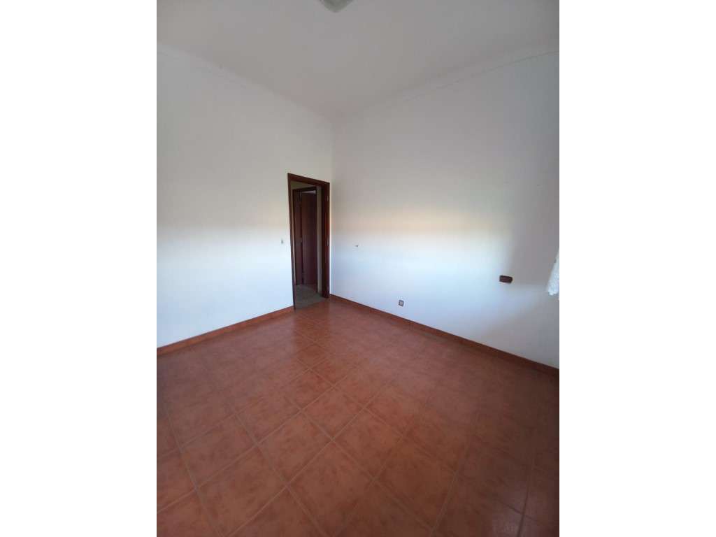 Moradia com 232 m², terreno de 630 m², piso inferior ao nível do ja...-8