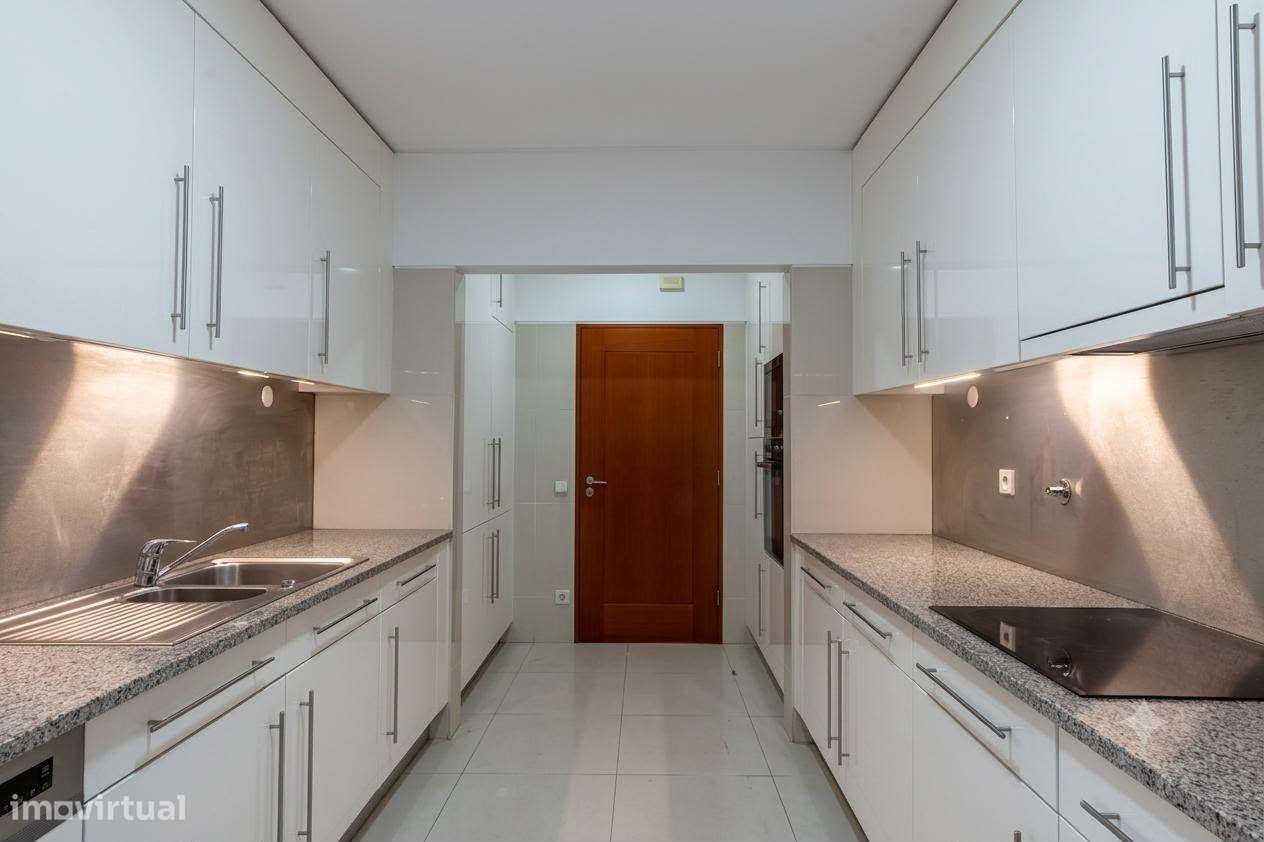 Apartamento T5 com 4 casas de banho e garagem-37