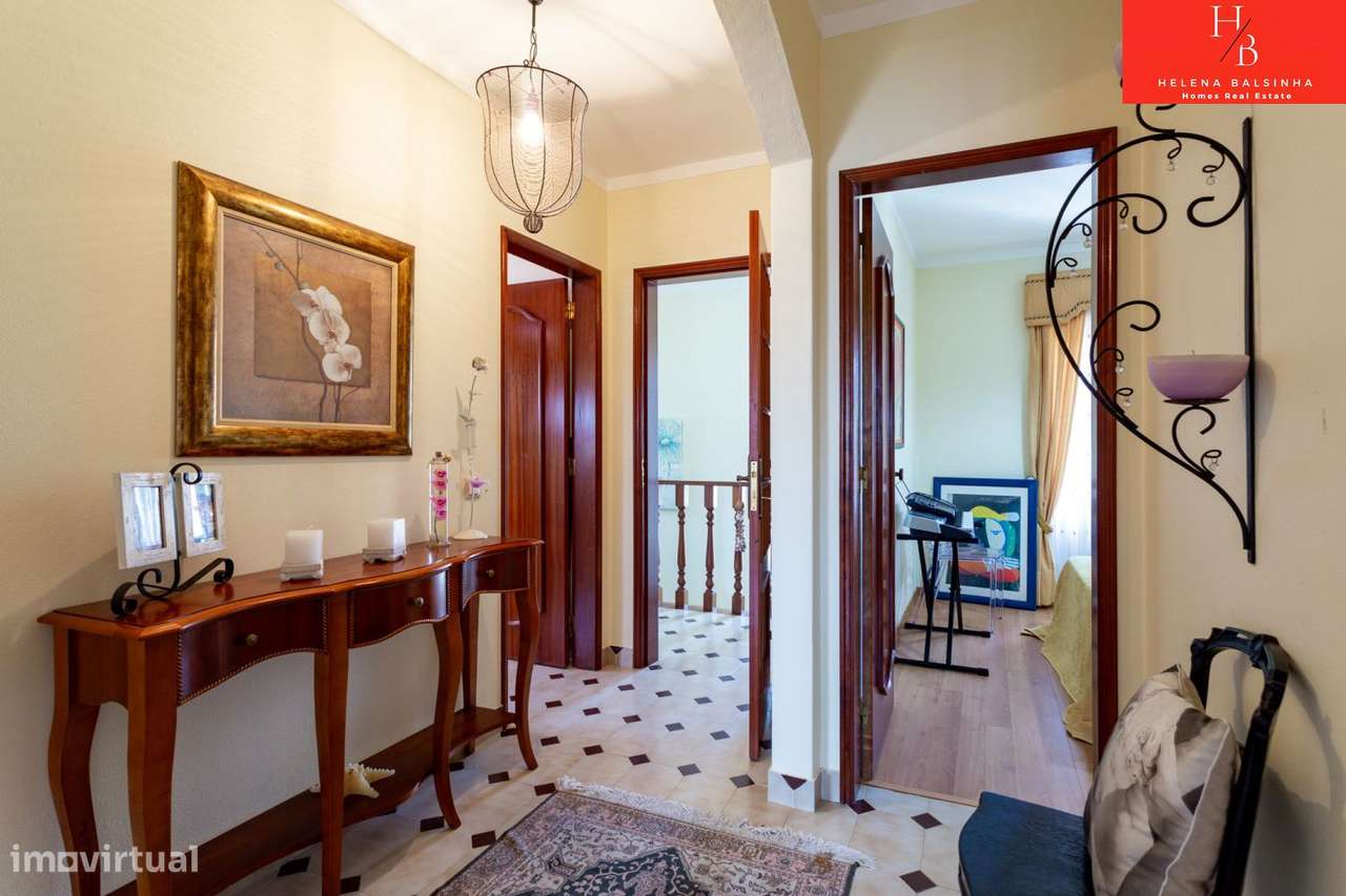 Bonita moradia V6, situada nos Casais de São Lourenço, junto à pra-35