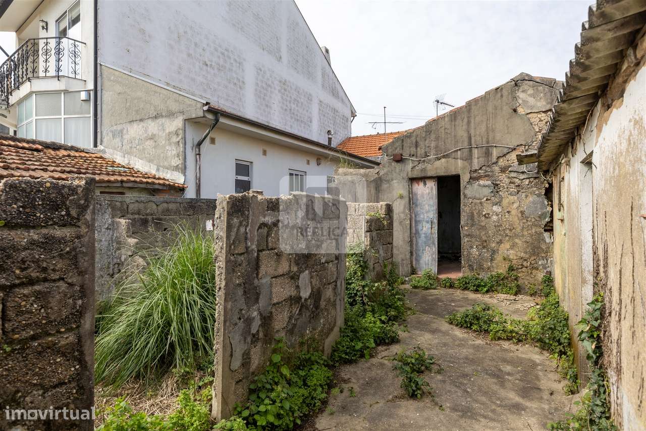 Moradia para reabilitação em Espinho com 3 frentes e terraço - Grande imagem: 5/25