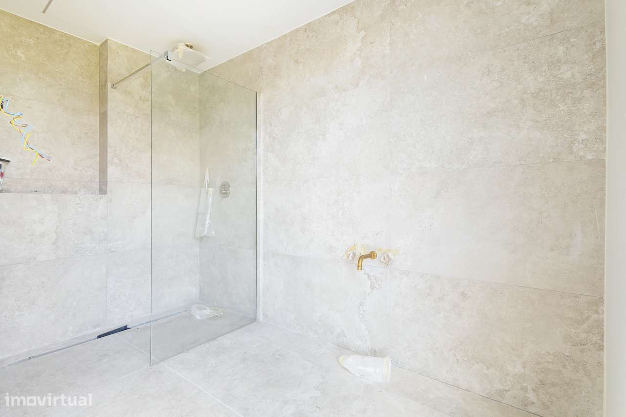 Moradia Isolada Remodelada com Piscina, 4 Quartos e Garagem para 3 Car-18