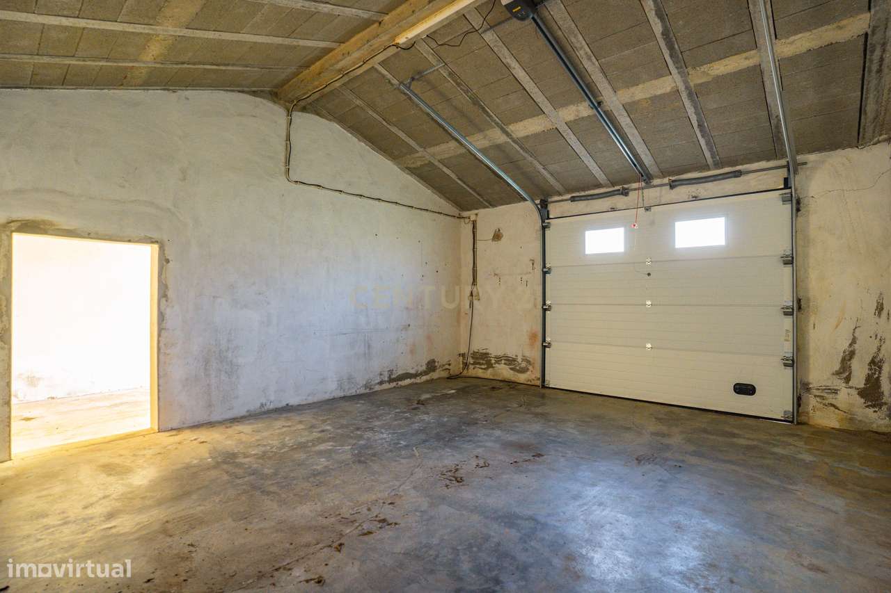 Moradia Bifamiliar com 2 Armazéns de Grande Dimensão-45