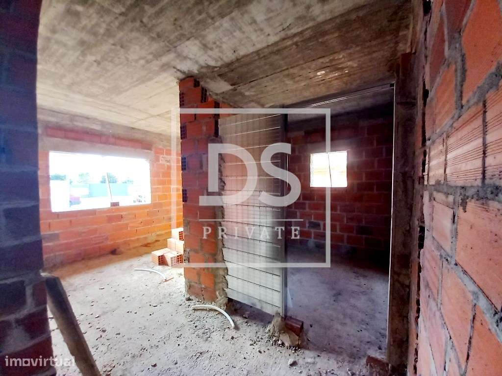 Moradia T3 Térrea unifamiliar de arquitetura moderna em fase de constr-13