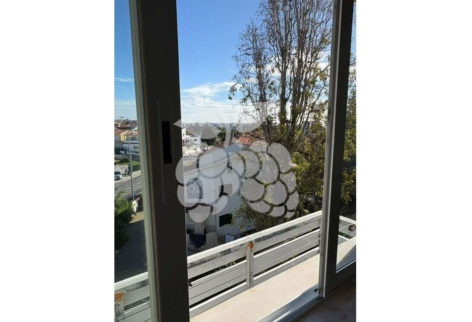 EXCELENTE T2  EM CARCAVELOS-13