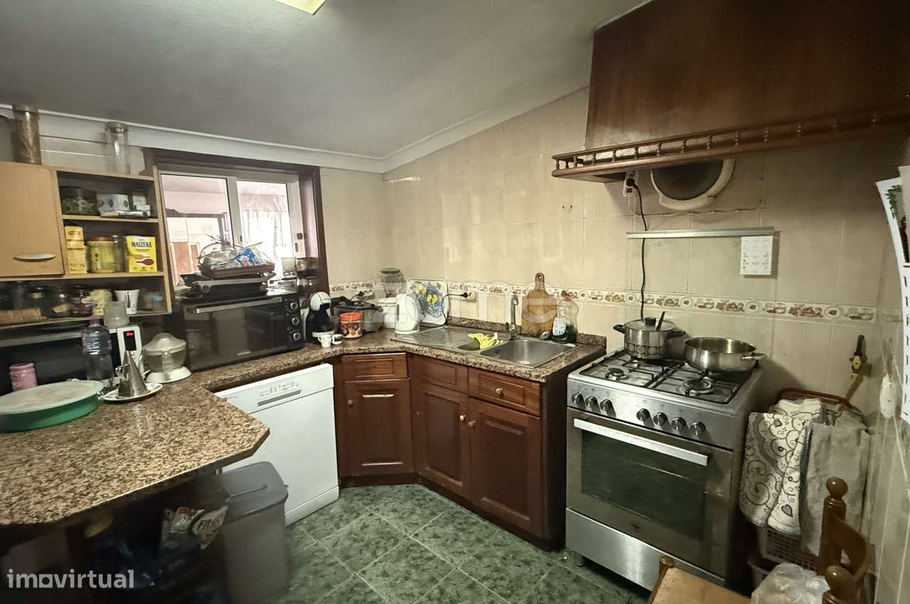 Moradia com terreno e anexos-12