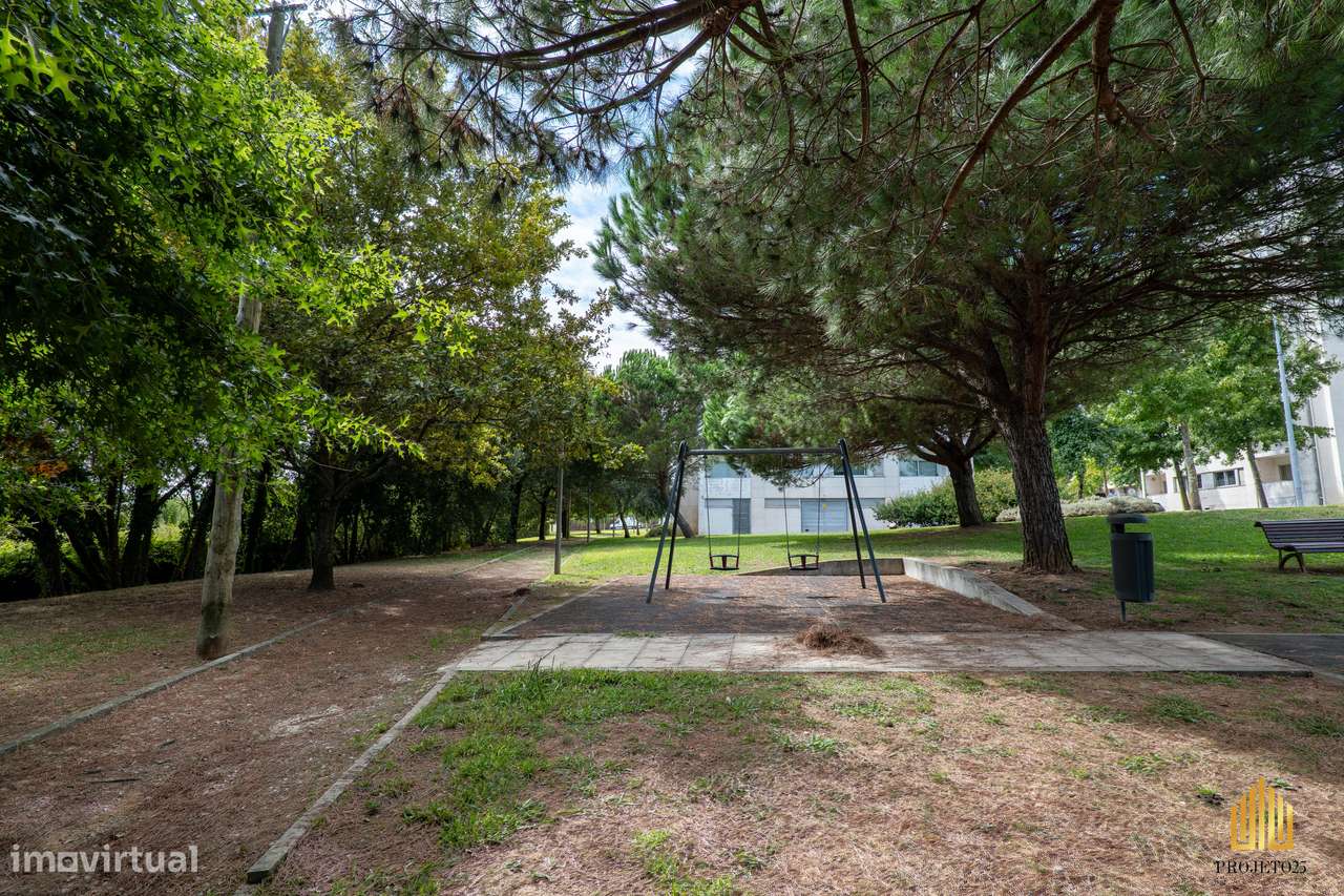 T2 Com Varanda Panorâmica em Urbanização Requintada, ao Aeroporto.-38