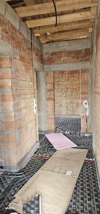 Casa la rosu, 4 camere, terasa mare cu vedere foarte frumoasa, zona Vi - Imagine principală: 3/4