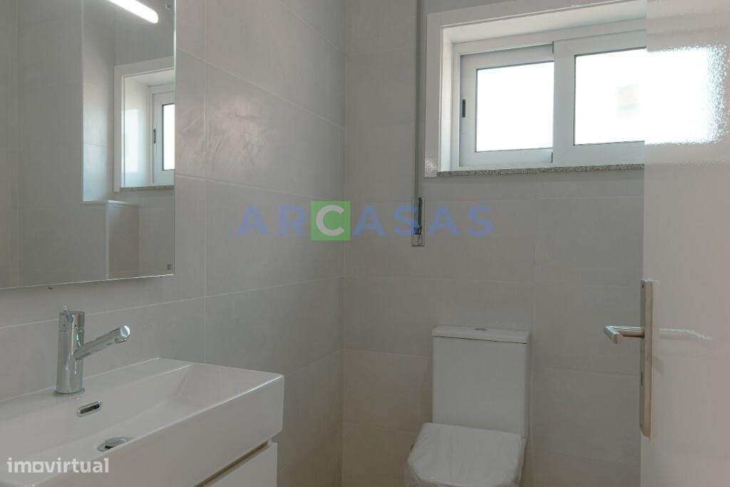 Apartamento T3 com garagem e varandas em Águas Santas, Maia-24