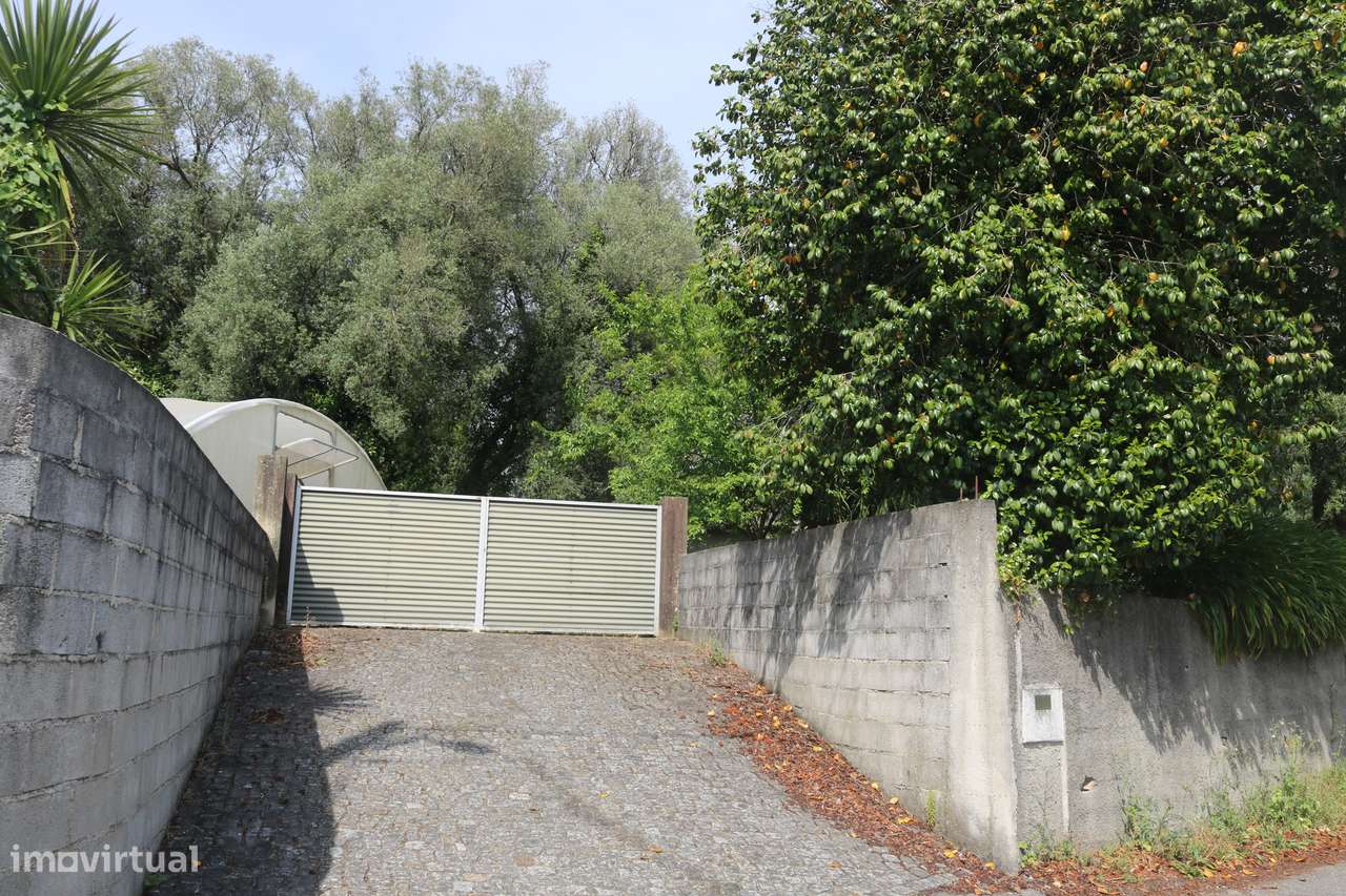 Propriedade com 5.200 m2 e moradia para restauro em V. Verde Braga.-6