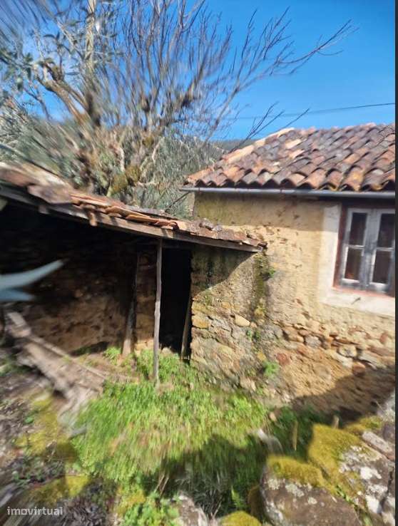 Moradia c/ 2 pisos p/ recuperação total em Cercadas - Vila de Rei-10