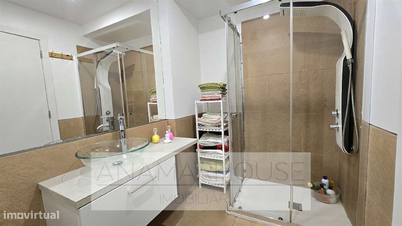 T2 Remodelado com Box para 2 Carros | Open Space 37m² | Vista Verde |-16