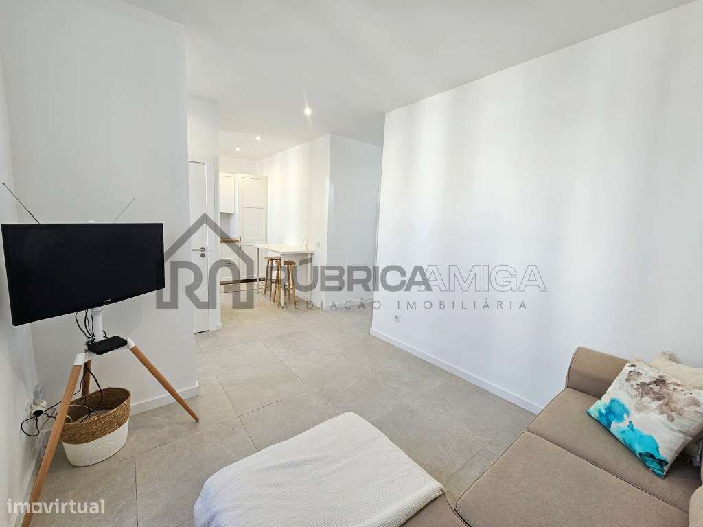 Moradia V2 em Loulé renovada com terraço e logradouro-5