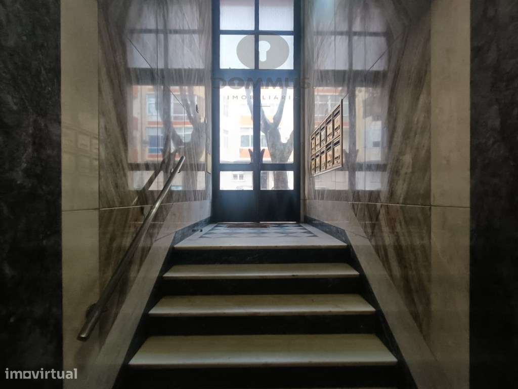 Apartamento T4 Totalmente Remodelado na Damaia-33