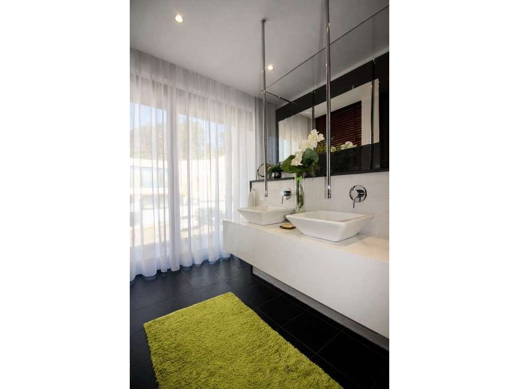 Moradia T4 com 4 frentes e jardim privado com árvores espaço e lumi...-24