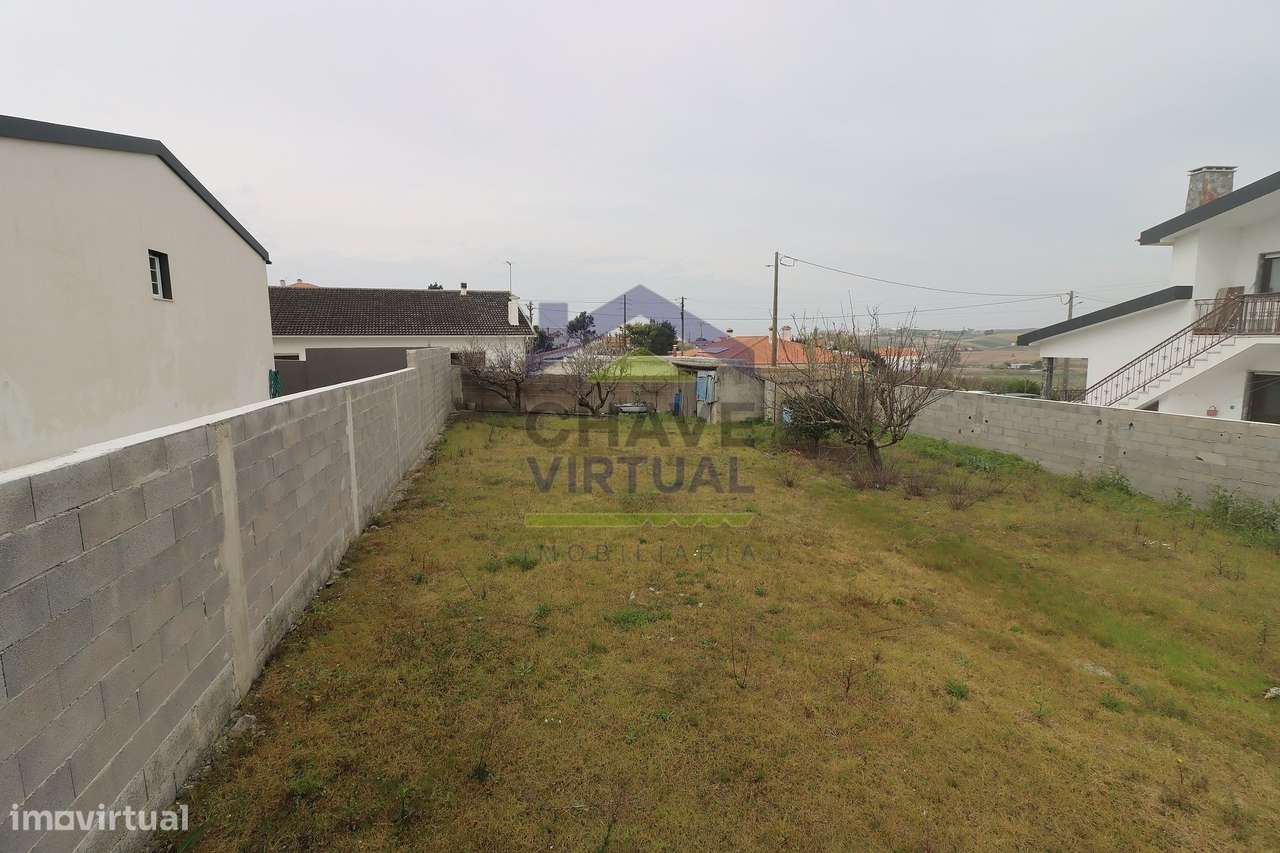 Moradia V3 com Terreno Urbano e Garagem - Seixal, Lourinhã-59