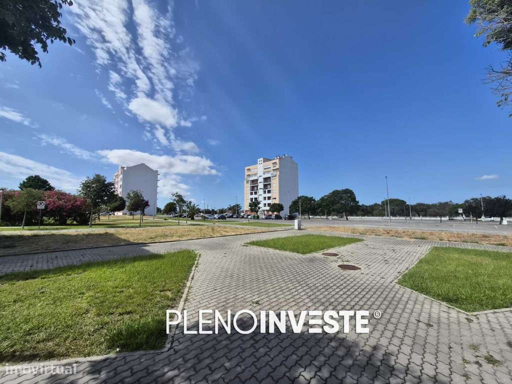 Apartamento T2 em Excelente Estado de Conservação em Palhais-0