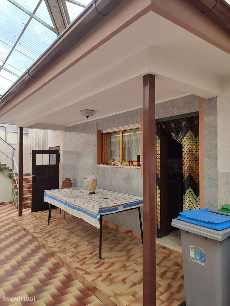 Moradia térrea com 4 frentes, garagem, anexos, jardim e bons acessos-34