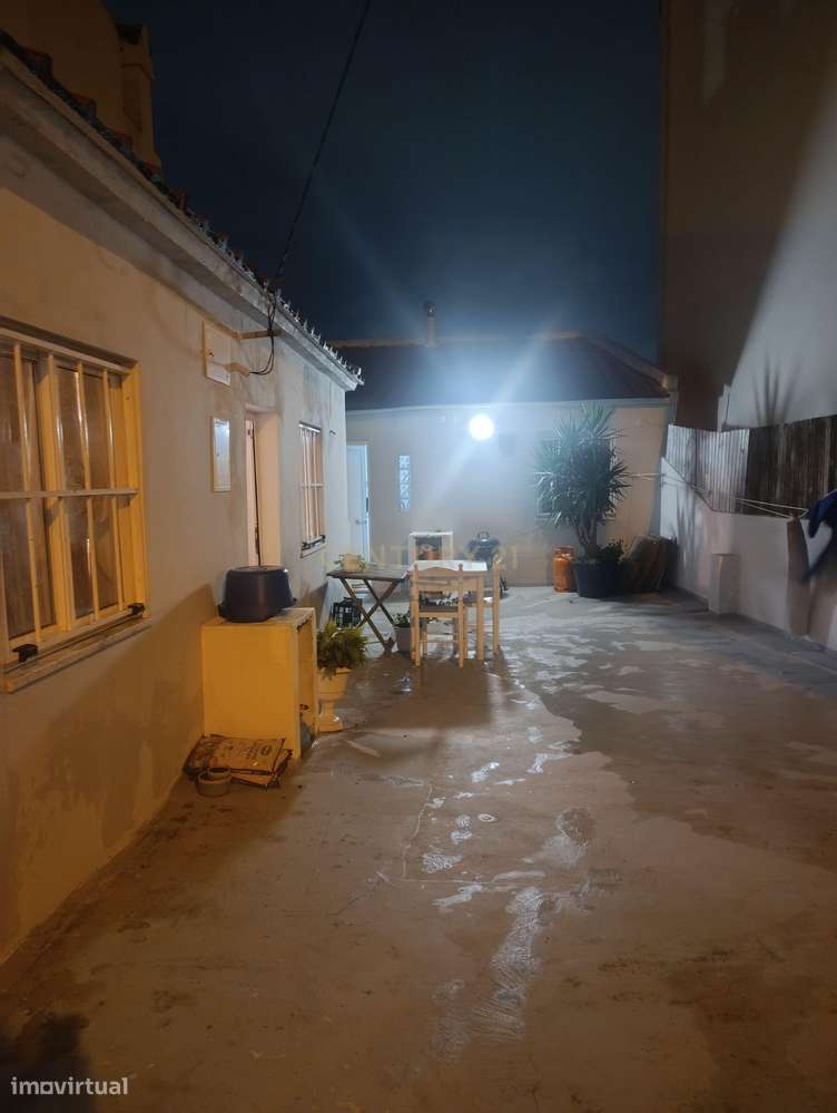 Casa T2 em Almada com 2 casas de banho e boa exposição solar-22