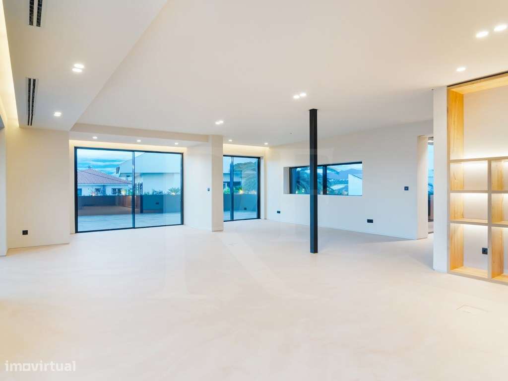 Moradia T5 com acabamentos de luxo e vista panorâmicas sobre a Baia...-6