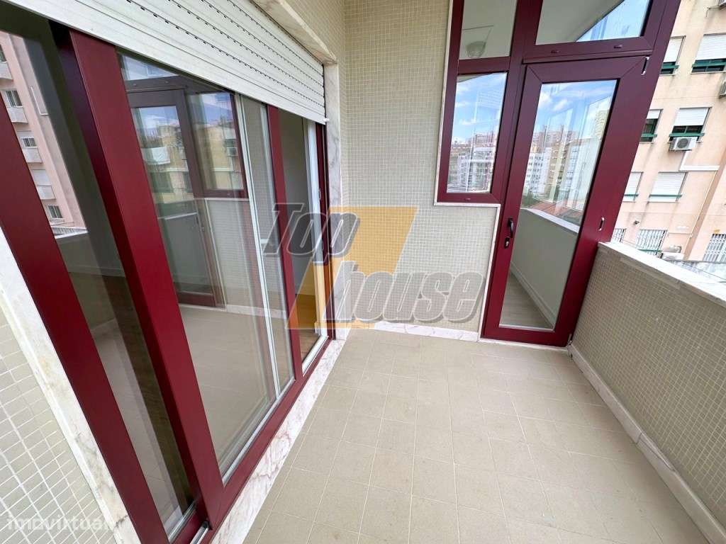 Apartamento T3 Estrada da Luz com parqueamento e arrecadação-16