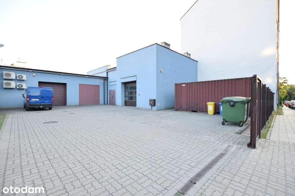 Budynek handlowo-magazynowy z dużym parkingiem-0
